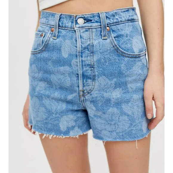Levi’s Ribcage Denim High Rise Waisted Shorts - Picture 4 of 9